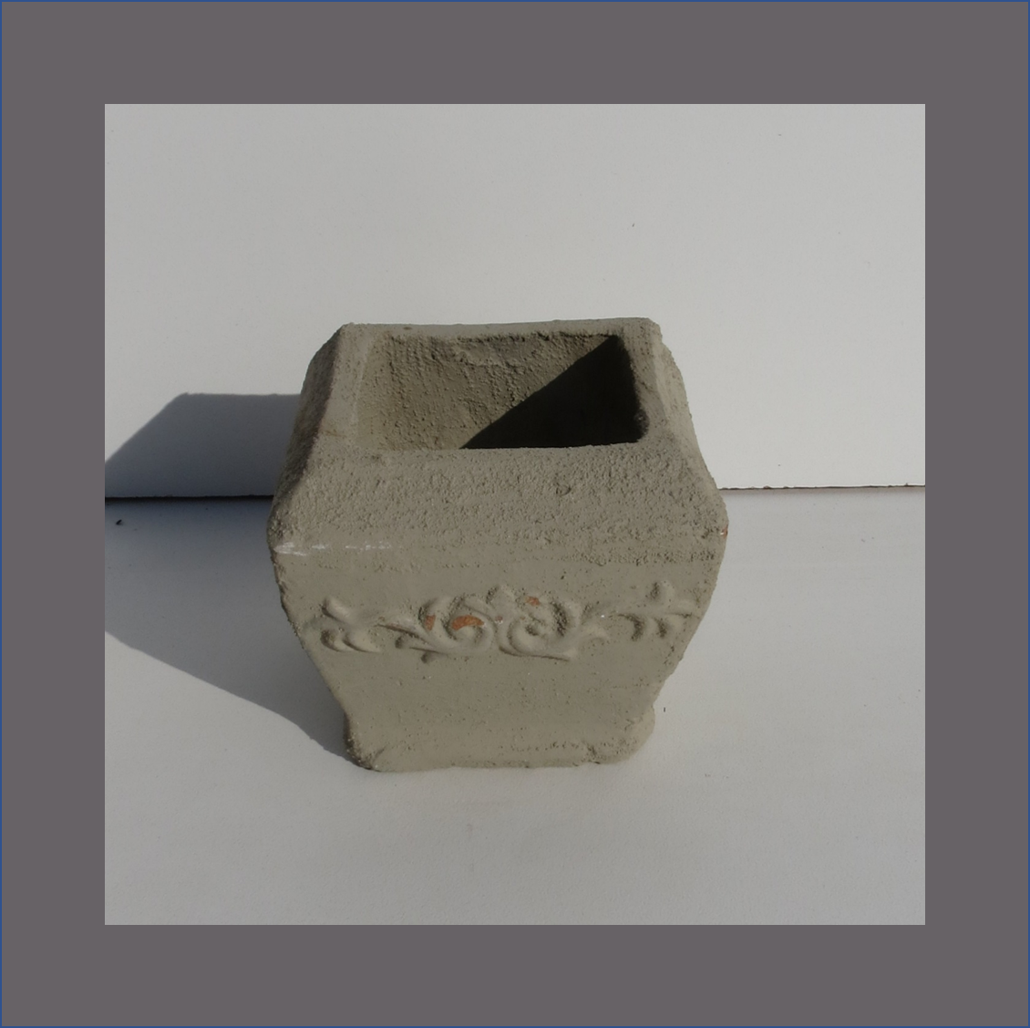 concrete-flower-motive-vase