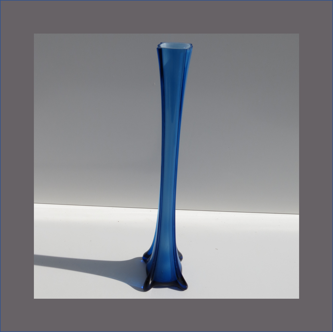blue-stretch-vase