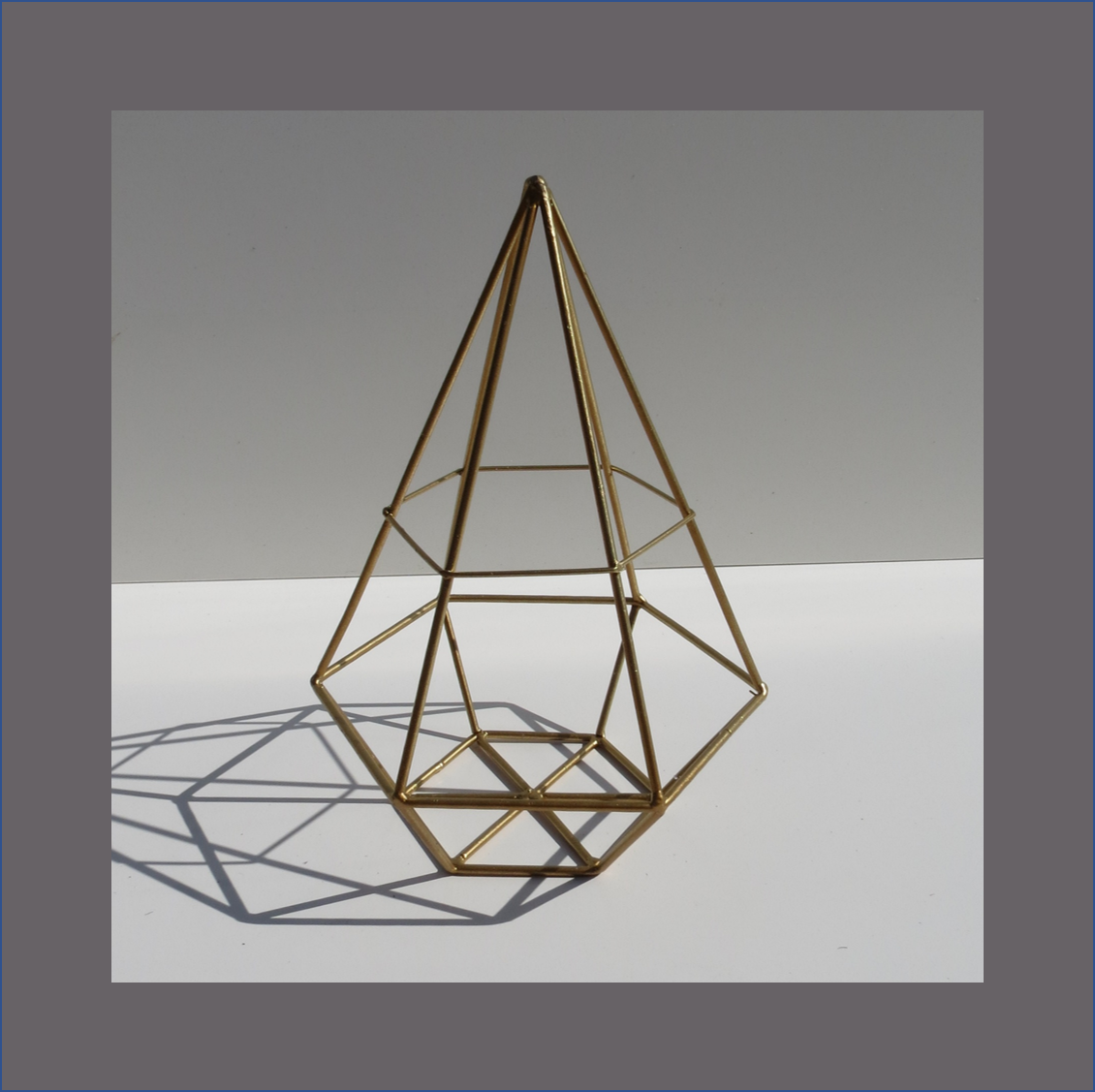 gold-geometrical-candle-holder